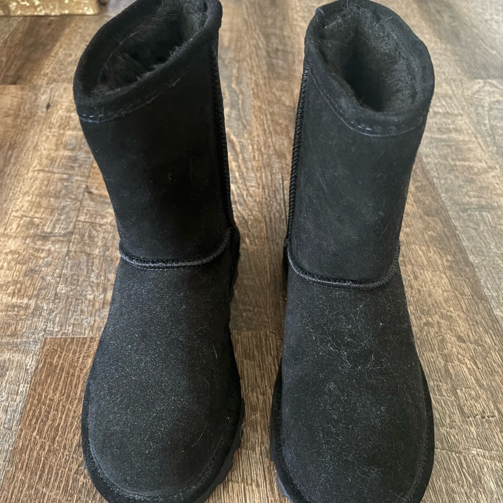 *Brand New* BearPaw Boots *AUTHENTIC* - NEVER WORN Girls Size 5